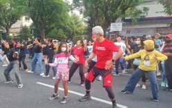 CFD Slamet Riyadi Solo Heboh, Ganjar Pranowo Menari Jaranan bareng Bocah SD