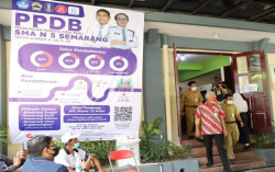PPDB Jateng Lancar, Ganjar Sarankan Orang Tua Siapkan Alternatif