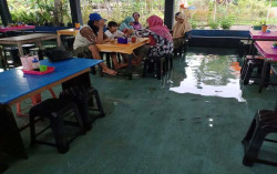 Mau Makan Soto Sambil Digelitikin Ikan? Ke Sleman Saja! 