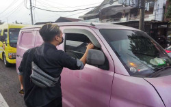 Peringati HANI, Pemuda Maguwoharjo Bagi Stiker Bahaya Narkoba