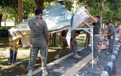 Satpol PP Kulonprogo Tertibkan Lapak PKL di Alun-Alun Wates