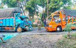 Dua Truk Tabrakan Tepat di Tengah Jalan di Temon Kulonprogo