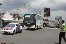 Masih Ingat Elanto si Pengadang Moge? Kali Ini Bus Pariwisata Berpatwal yang Diadang 