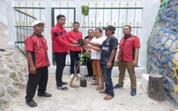Berdayakan Masyarakat Serangan Ngampilan, PDI Perjuangan Bagikan Bibit Pohon Alpukat