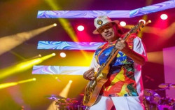 Dehidrasi Saat Manggung, Gitaris Santana Pingsan