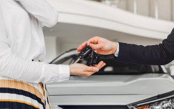 Beli Mobil Bekas: Perbedaan Balai Lelang Swasta dan Pemerintah 