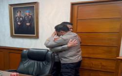 Ferdy Sambo Akhirnya Muncul, Peluk Erat Kapolda Metro Jaya Sambil Nangis