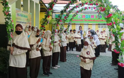 Luar Biasa, Seremonial MPLS di SD Muh. Miliran Pakai 4 Bahasa