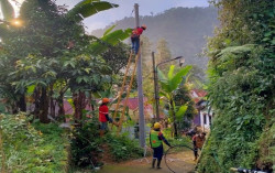 Jangkau Lokasi Terpencil, PLN Susuri Medan Berat Untuk Sambung Listrik