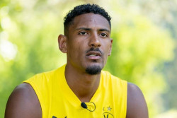 Baru Saja Digaet Borussia Dortmund, Sebastian Haller Divonis Kena Tumor Testis