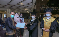 Cerita Wisudawan UGM yang Meninggal Sebelum Diwisuda, Akhirnya Diwakili Ayah & Ibu