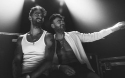 Keren! The Chainsmokers Bakal Konser di Luar Angkasa Tahun Depan