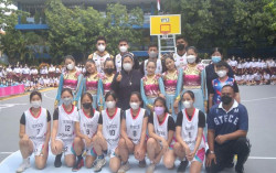 Gelar Coaching Clinic di SMA Stella Duce 1, Indosat Ooredoo Hutchison Gandeng Pebasket Pro