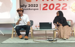 Penyair Viral Peri Sandi Huizche Latih Pelajar Jogja Baca Puisi