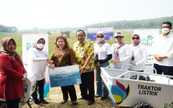 Dukung Woman Local Hero, Srikandi PLN Terjun Berikan Traktor