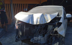 Sopir Diduga Mabuk, Mobil Seruduk Motor dan Warung di Jalan Parangtritis