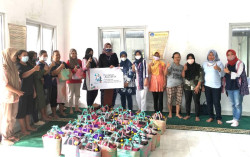 Buruh Gendong Pasar di Jogja Diberi Donasi Sembako