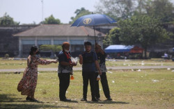 Tampil Sederhana, Calon Raja Solo Ini Minum Es Teh Dibungkus Plastik