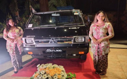 Pikap Legendaris L-300 Pertahankan Persneling Leher Selama 40 Tahun, Ini Alasannya
