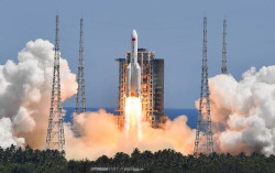 Jatuh Menghantam Bumi, Roket China Terbakar di Samudra Hindia