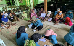 Mahasiswa KKN Universitas Alma Ata Peduli Kesehatan Lansia lewat Pemeriksaan Fisik