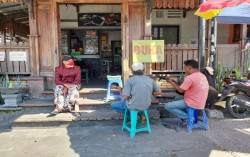 Duduk Lesehan, Ganjar Terkagum-kagum dengan Pemusik Jalanan
