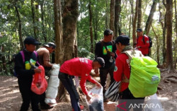 Parah! 150 Karung Sampah Diturunkan dari Atas Gunung