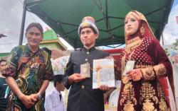 Ada-Ada saja! Buku Sejarah Perjuangan Jadi Mas Kawin Nikah Massal Gratis di Jogja