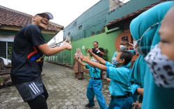 Tanpa Grogi, Siswa SLB Ini Langsung Menyapa Ganjar dengan Bahasa Isyarat