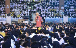Lagu Franky Sahilatua "Aku Papua" Menggema di Gedung Graha Widyatama Unsoed