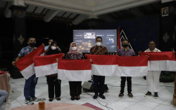 Jaga Kerukunan, Kesbangpol Bagi-Bagi Bendera Merah Putih
