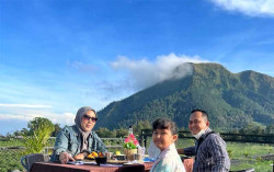 Menikmati Pemandangan Tujuh Gunung dari Ngablak Magelang