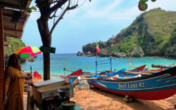 Cocok! Pengunjung Bisa Menikmati Seafood Murah di Pantai Ngrenehan