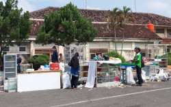 Lapak Depan Stasiun Wates Dibongkar, Pedagang: Masih Rembukan kok Kami Digusur?