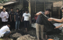 Solusi Musim Kemarau, Mahasiswa KKN Universitas Mercu Buana Yogyakarta (UMBY)  Olah Gedebog Pisang Menjadi Pakan Ternak Alternatif