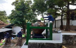 Kliwon Pertama Bulan Suro, Abdi Dalem Nguras Enceh di Makam Raja Imogiri
