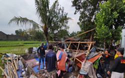 Rumah Semi Permanen Roboh, Hujan Angin Diperkirakan Berlanjut Hingga Beberapa Hari