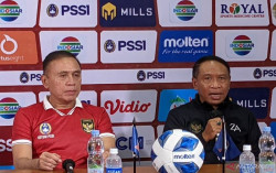 Jadi Bulan-bulanan Warganet karena Ikut Angkat Piala, Ini Kata Ketum PSSI