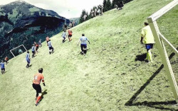Bermain Sepak Bola di Lereng Gunung yang Curam