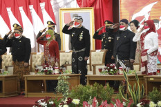 Gubernur Jawa Tengah Ganjar Pranowo dan Wakil Gubernur Jawa Tengah Taj Yasin Maimoen Tampil Serasi saat Ikuti Upacara Peringatan Detik-Detik Proklamasi Kemerdekaan RI Secara Virtual