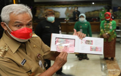Uang Baru Diluncurkan, Ganjar Terima Duit dengan Nomor Cantik