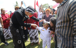 Rayakan HUT TI, Warga Segrumung Kaget Didatangi Ganjar Pranowo