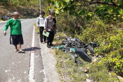 Adu Banteng dengan Mobil, Kaki Pengendara Motor Gunungkidul Patah