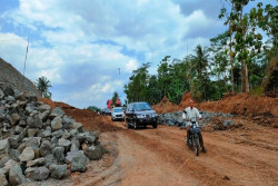 Listrik Hanya Disangga Tiang Bambu, Warga Ngalang Gunungkidul Resah
