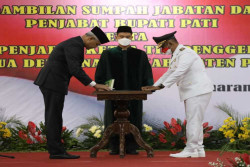 Ganjar Lantik Kepala Dishub Jateng Menjadi Penjabat Bupati Pati