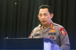 Aksi Dukung Kapolri di Depan Gedung DPR, Ratusan Bunga Dibagikan
