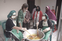 Tim Pengabdian Masyarakat UPN “Veteran” Yogyakarta Dampingi Pembuatan Empon-Empon KWT Mentari
