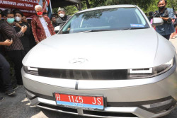 Ganjar Memulai Penggunaan Mobil Listrik di Lingkungan Pemprov Jateng