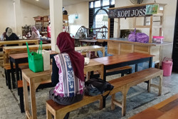 Anak Muda Gandrung Pakai Wastra, Tren Fesyen Semata?