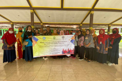 UAD Latih Warga Bikin Eco Enzyme